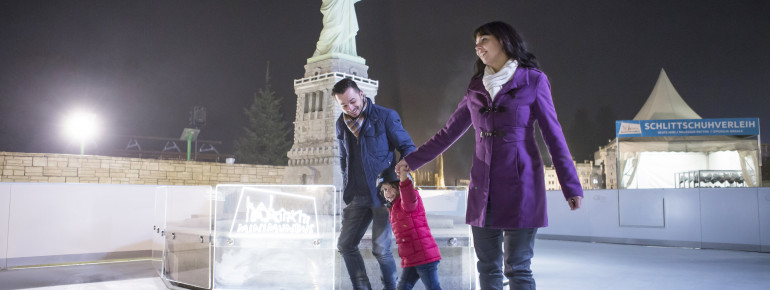 In den Wintermonaten kann man rund um die Freiheitsstatue Eislaufen.