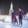 In den Wintermonaten kann man rund um die Freiheitsstatue Eislaufen.