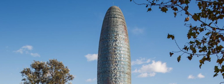 Den Torre Glòries erkennst du bereits aus der Ferne aufgrund seiner schillernden Fassade.