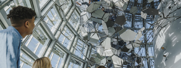 In der Kuppel des Turms kannst du es dir in einem der 113 schwebenden Wolkenräumen bequem machen.