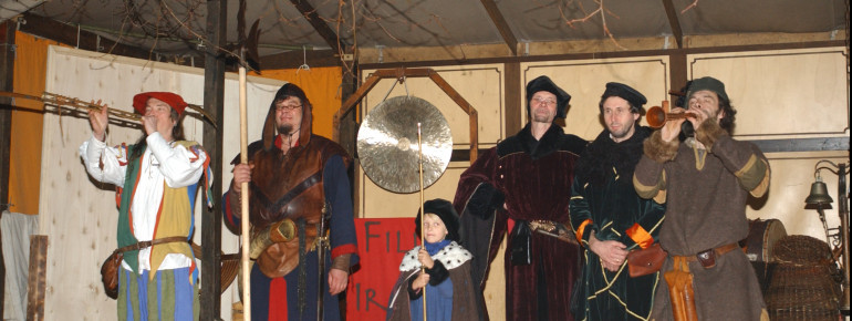 Gaukler sorgen in der Adventszeit mit artistischen Kunststücken für die Unterhaltung der Gäste.