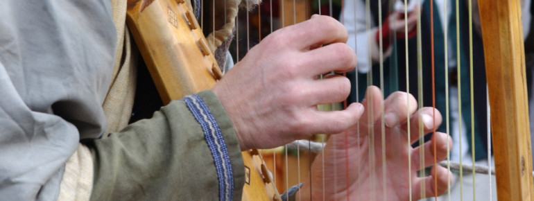 Musik aus vergangenen Zeiten erklingt am Weihnachtsmarkt in Siegburg.