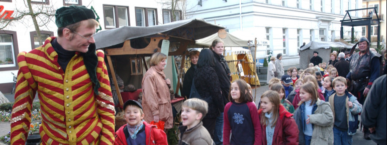 Bei den extra für Schulklassen organisierten Führungen erfahren Kinder mehr über die traditionelle Handwerkskunst und das Leben im Mittelalter.