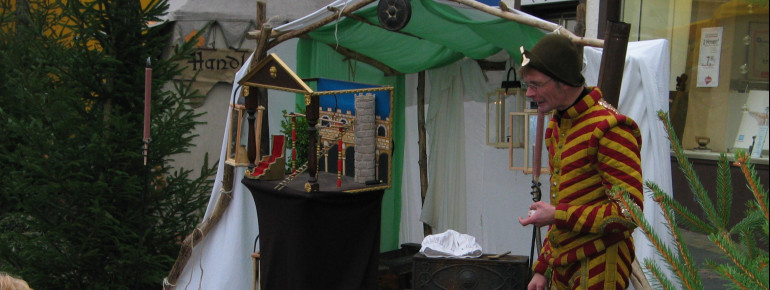 Jeden Samstag in der Vorweihnachtszeit findet auf dem Markt ein Puppenspiel für Kinder statt.