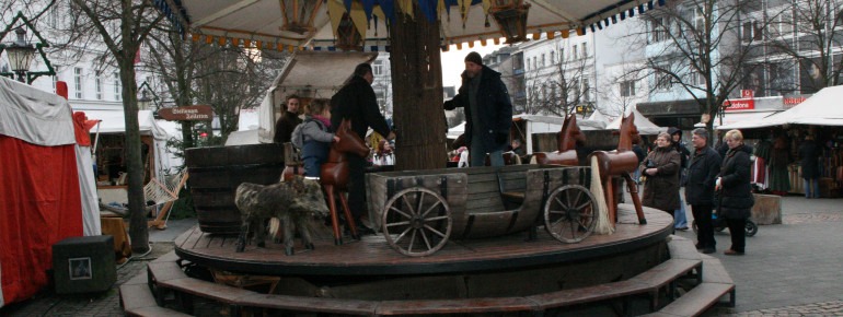 Das Kinderkarussell ist eine besondere Attraktion: betrieben wird es allein durch die Muskelkraft der Eltern.