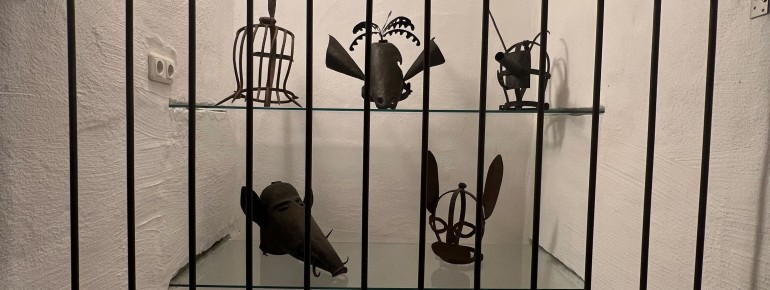 Abgebildet ist eine Sammlung an Schafrichtermasken.