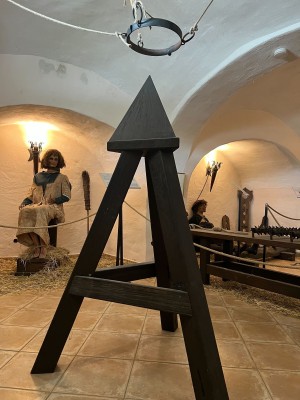 Judas-Gerüst: Hier musste sich das Opfer auf das pyramidenförmige Gerüst setzen und wurde mit Seilen nach unten gezogen.