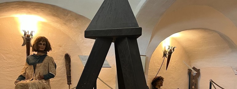 Judas-Gerüst: Hier musste sich das Opfer auf das pyramidenförmige Gerüst setzen und wurde mit Seilen nach unten gezogen.
