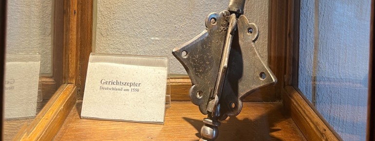 Hierbei handelt es sich um einen Gerichtszepter aus dem Jahre 1550.
