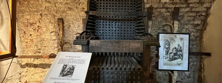 Ein mit Stacheln besetzter Befragungsstuhl.