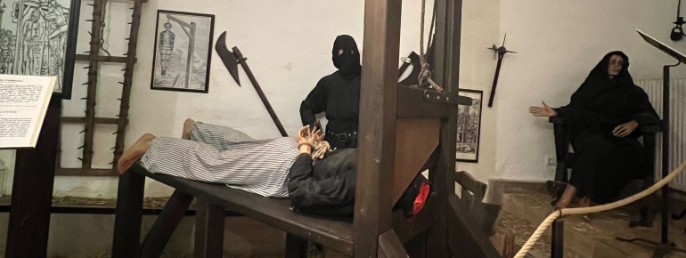 Die Foltergeräte sind schockierend und lehrreich zugleich.