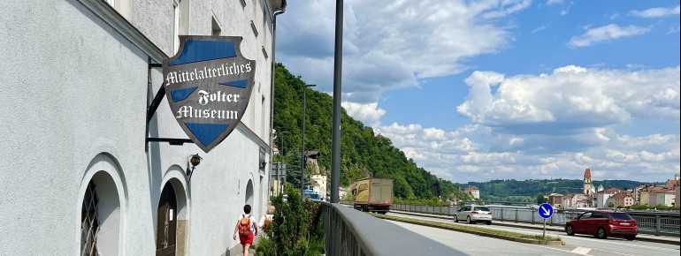 Das Mittelalterliche Foltermuseum befindet sich direkt am Anger in Passau.
