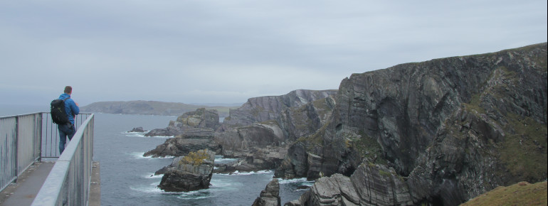Mizen Head erstreckt sich mit seinen Meeresklippen dramatisch in den schäumenden, wilden Atlantik hinein.