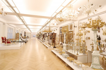 Der Raum "Das Erbe" zeigt gleich in der ersten Etage des Museums eine große Sammlung an verschiedenem Interieur.
