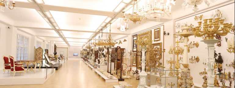 Der Raum "Das Erbe" zeigt gleich in der ersten Etage des Museums eine große Sammlung an verschiedenem Interieur.