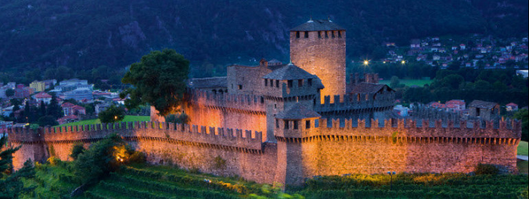 Der Burgkomplex liegt auf einem Hügel rund 90 Meter über der Stadt.
