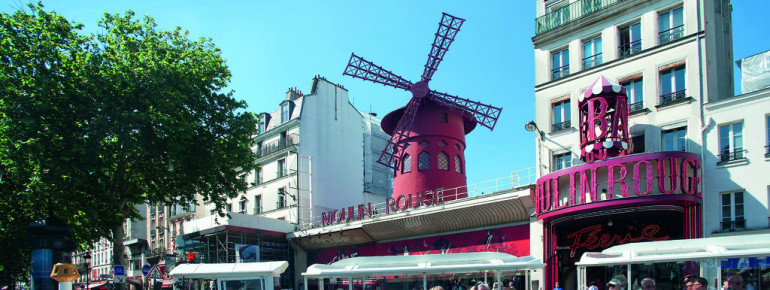 Viele Stadtführungen führen auch am Moulin Rouge vorbei.