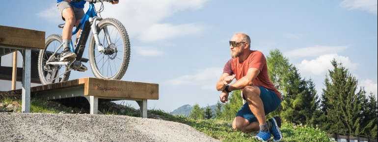 Eltern können ihre Kinder auf den ersten Sprüngen tatkräftig beiseite stehen.