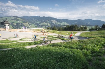 Auf knapp 6000 m² warten kindgerechte Trails, Obstacles und Drops auf die kleinen Biker.