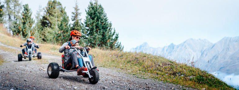 Kinder im Alter von sechs bis zehn Jahren dürfen auf dem Schoß als Beifahrer mitgenommen werden.