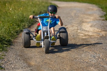 Auf drei Rädern und 1.100 Metern geht es mit dem Mountaincart die Skipiste am Ritzhagen in Willingen hinunter – Fahrspaß für die ganze Familie.