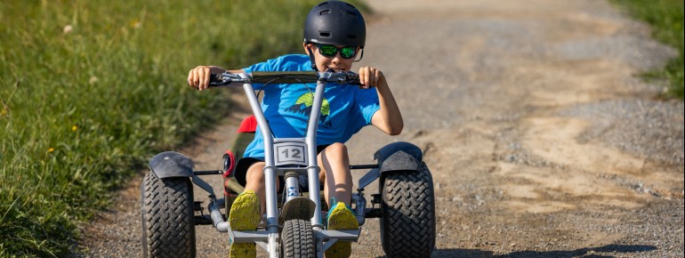 Auf drei Rädern und 1.100 Metern geht es mit dem Mountaincart die Skipiste am Ritzhagen in Willingen hinunter – Fahrspaß für die ganze Familie.