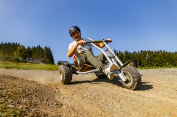 Neben den Mountaincarts warten am Ritzhagen Sommerrodelbahn, Sommertubing, Holzkugelbahnen und Spielplatz auf kleine und große Besucher.