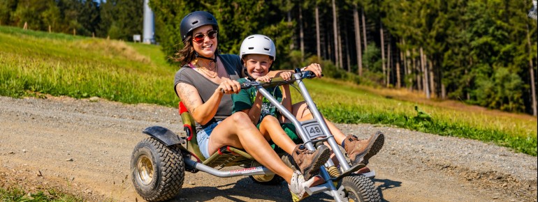 Carts in den Größen XS bis XXL stehen bereit – Kinder ab neun Jahren und 1,35 Metern Körpergröße dürfen allein fahren.