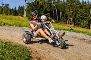 Carts in den Größen XS bis XXL stehen bereit – Kinder ab neun Jahren und 1,35 Metern Körpergröße dürfen allein fahren.