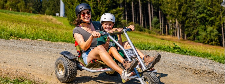 Carts in den Größen XS bis XXL stehen bereit – Kinder ab neun Jahren und 1,35 Metern Körpergröße dürfen allein fahren.