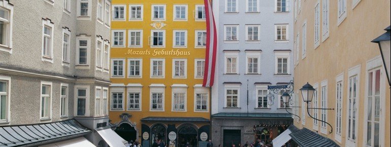 Das Haus in der Getreidegasse ist nicht zu übersehen.