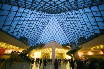 Blick ins Innere der Pyramide des Louvre. Dort befindet sich auch der Eingang ins Museum.