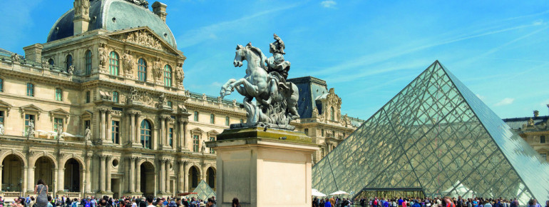 Die gläserne Pyramide steht am Eingang des Louvre.