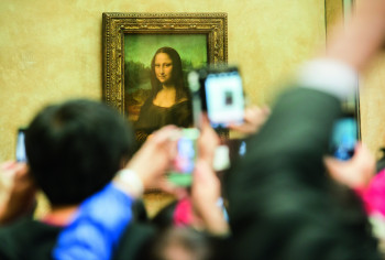 Von einer großen Menschentraube umrundet ist stets das Gemälde der Mona Lisa.