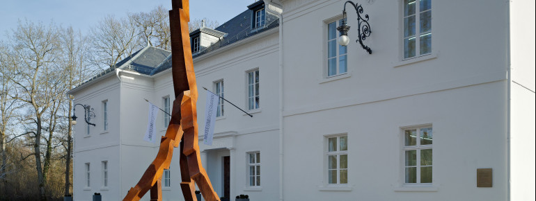 Haus seitlich mit David Nash "Lithning Strike"