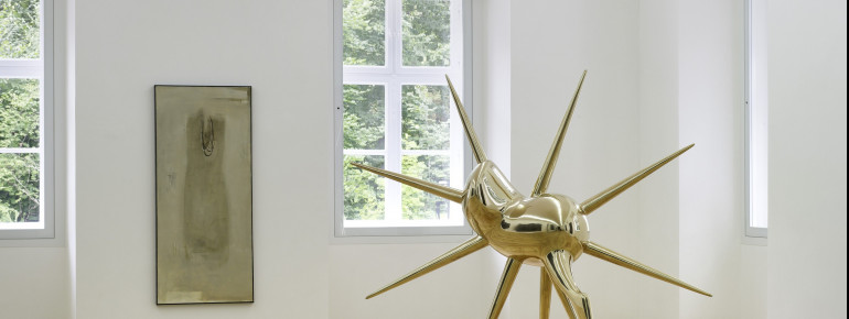 Luigi Mainolfi- Scossole Bronzo und im Hintergrund Piero Pizzi Cannella: Le per