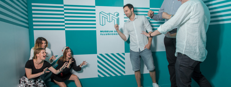 Im Ames Raum stehen Zwerge Riesen gegenüber.