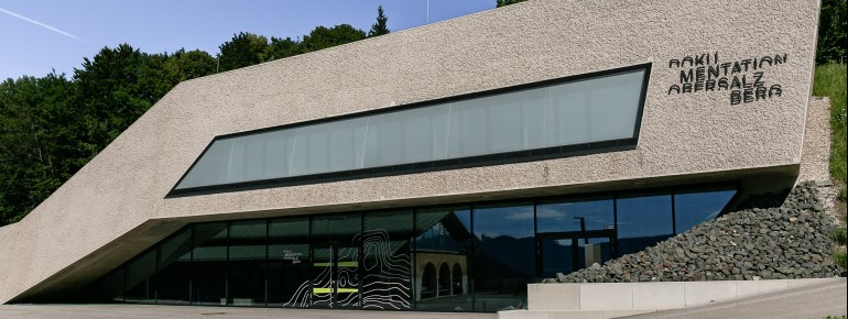 Die Dokumentation Obersalzberg fungiert als Ort der Erinnerung und des Lernens.
