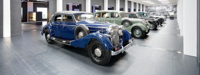 Autofans sind begeistert vom großen Angebot im Museum.