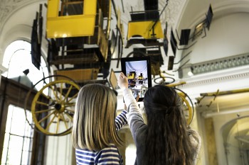 Von Postkutsche zum Smartphone: Museumsgäste wandeln auf den Spuren der Kommunikation (und das schon seit dem Jahr 1872!).