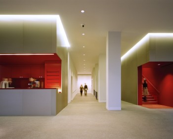 Das moderne Foyer spiegelt die noch junge Geschichte des Museums wieder.