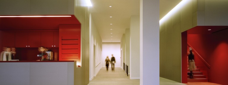 Das moderne Foyer spiegelt die noch junge Geschichte des Museums wieder.