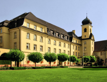 Schwesternhaus St. Ludwig mit Schlosskirche.