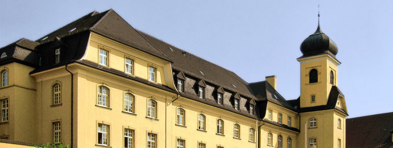 Schwesternhaus St. Ludwig mit Schlosskirche.