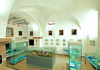Museum: Schloss- und Baugeschichte im Kreuzgewölbe.