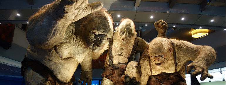 Kommen dir diese drei Trolle bekannt vor? Richtig, man kennt sie aus den Hobbit-Filmen, die in Neuseeland gedreht wurden.