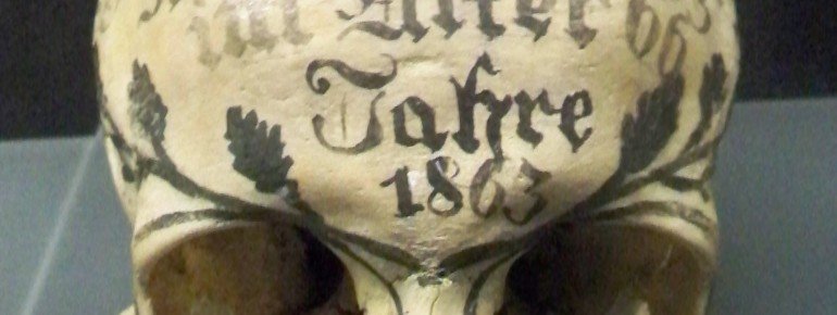 Ein bemalter Totenschädel aus dem Jahr 1863.