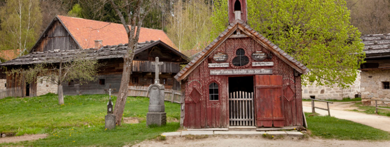 Einen Schwerpunkt im Museumsdorf bildet das religiöse Leben im Bayerischen Wald