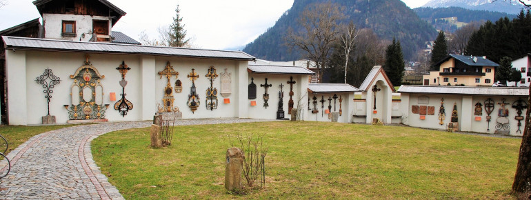 Im Arkadenhof kannst du schmiedeeiserne Grabkreuze aus insgesamt 5. Jahrhunderten besichtigen.