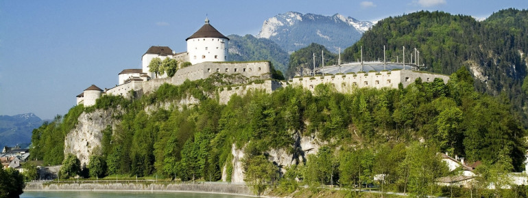 Das Museum grenzt direkt an die Festung auf der gegenüberliegenden Seite an.